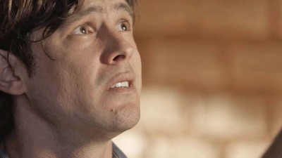 “O Outro Lado do Paraíso”: Gael ajoelha e faz promessa para Clara reatar casamento